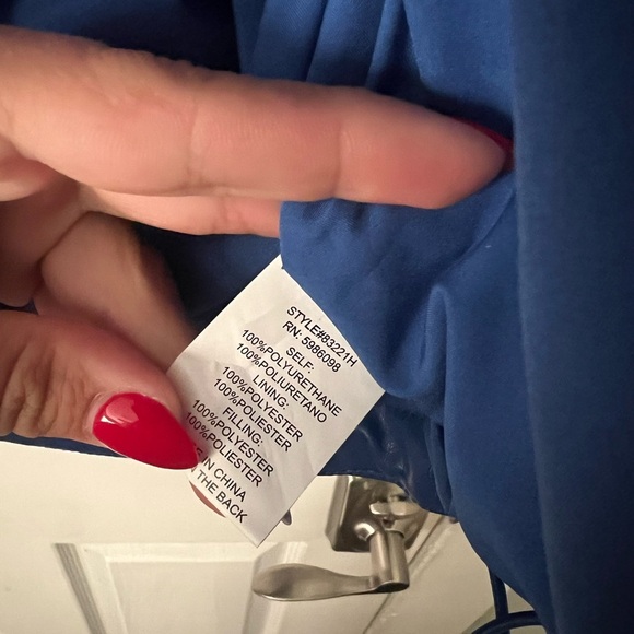 Spring 21 Women’s Blue Puffer Vest. NWT - Picture 5 of 7